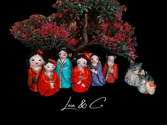 Petites statuettes de geishas en poterie
