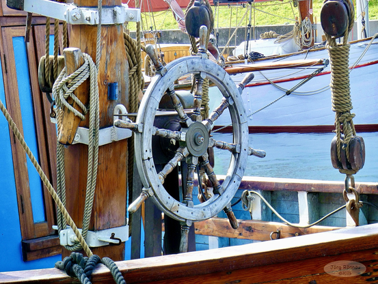Maritimes Steuerrad auf einem alten Traditionssegler im Kieler Hafen