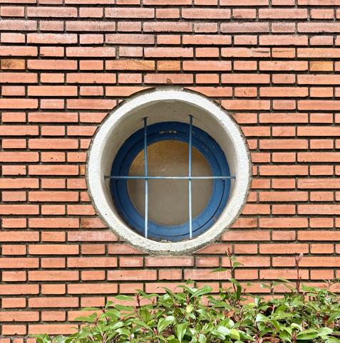 Fenêtre ronde d’un immeuble à Montrouge 
