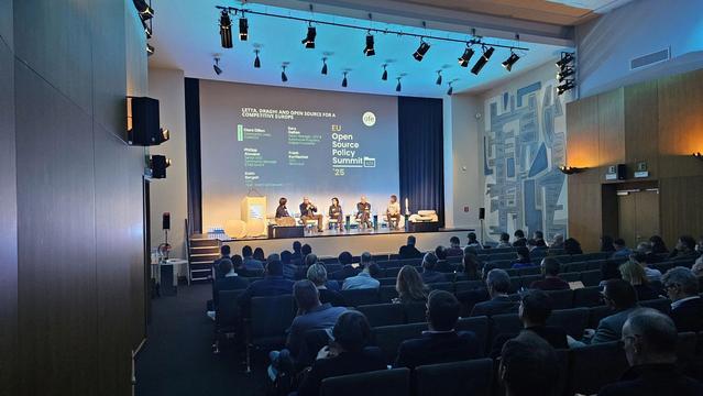 Panel on the main stage.
