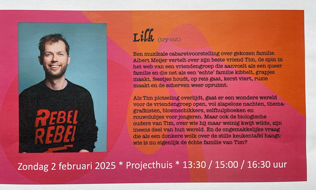 Poster met cabaretier Albert Meijer in een zwarte trui met twee keer rebel erop.