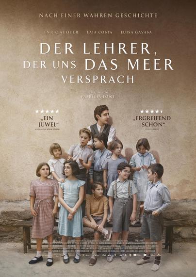 Auf dem Bild sind ein junger Mann und eine Gruppe von Kindern, bestehend aus Mädchen und Jungen, zu sehen. Sie stehen vor einer Wand und blicken in verschiedene Richtungen. Über ihren Köpfen ist in großen, weißen Buchstaben der Filmtitel zu lesen: „DER LEHRER, DER UNS DAS MEER VERSPRACH“. Darunter steht in kleinerer Schrift: „Ein Film von“ und darunter: „Patricia Font“. Rechts auf dem Bild ist eine Bewertung von „filmstarts“ zu sehen: Sie vergeben 4 Sterne plus einen halben Stern und fügen das Zitat hinzu: „Ergreifend schön“. Auf der linken Seite befindet sich eine weitere Bewertung von „Australian Book Review“. Bei ihrer Bewertung steht das Wort: „Ein Juwel“, und darüber sind insgesamt 5 Sterne zu sehen.