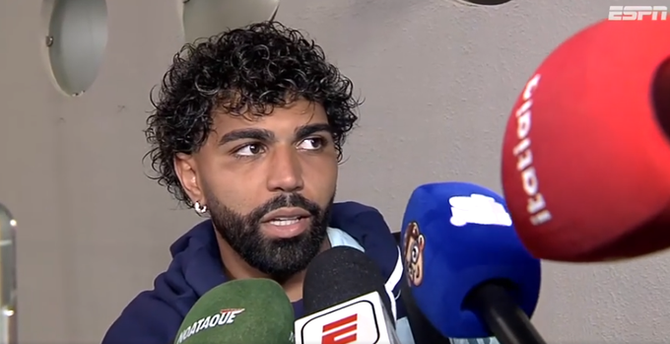 Foto do Gabigol dando uma entrevista.
