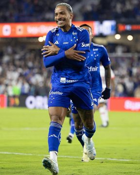 Foto do Matheus Cunha comemorando um gol.
