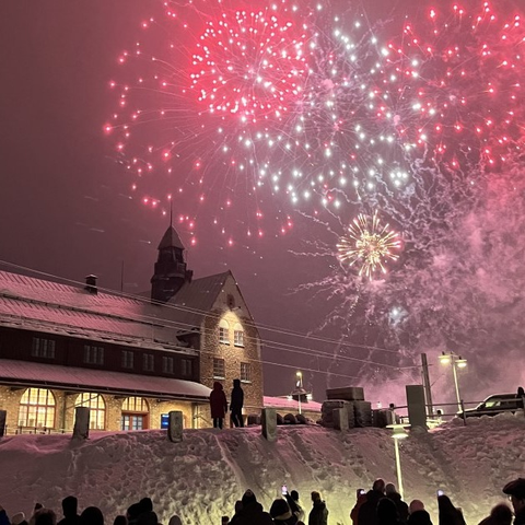 Feuerwerk über dem Bahnhofsgebäude von Haparanda