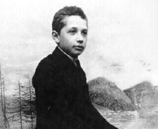 Januar 2025 Script CRISPR_rEvolution

Albert Einstein als Kind Portrait Bildschirmfoto

Albert Einstein war ein deutscher theoretischer Physiker mit schweizerisch-amerikanischer Staatsbürgerschaft. Der Wissenschaftler jüdischer Abstammung hatte bis 1896 die württembergische Staatsbürgerschaft, ab 1901 die Schweizer Staatsbürgerschaft und ab 1940 zusätzlich die US-amerikanische. Wikipedia (DE) https://de.wikipedia.org/wiki/Albert_Einstein
