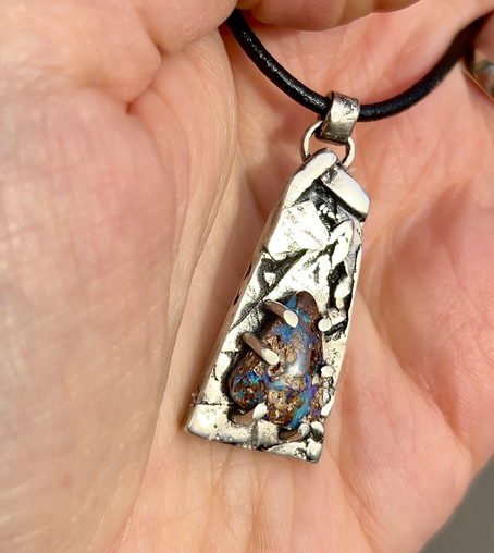 Vue au soleil du pendentif serti d’une opale pipe boulder