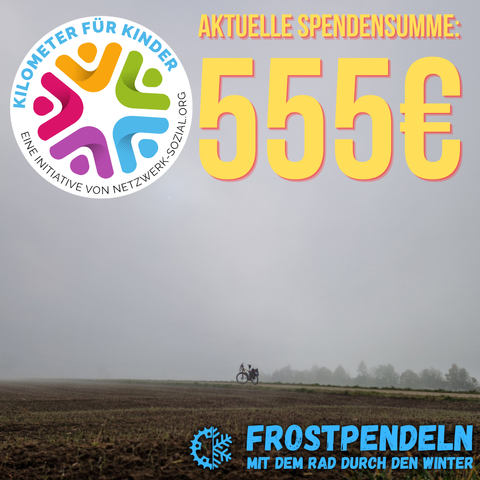 S-Pedelec auf Landstraße im Nebel. Oben das "Kilometer-für-Kinder"-Logo. Text auf Bild: Aktuelle Spendensumme: 550€ Frostpendeln mit dem Rad durch den Winter