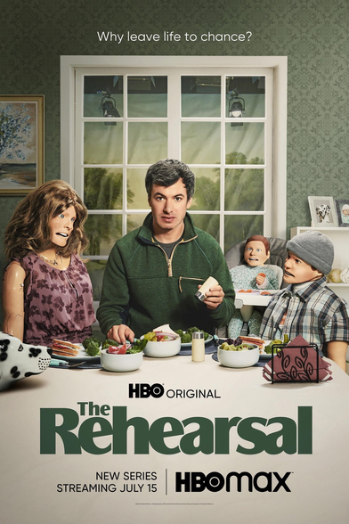 Nathan Fielder entouré de poupées assises autour d’une table en train de prendre leur petit-déjeuner.
