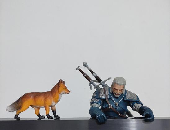 Figura de Geral de Rivia encaramado a una pantalla de TV y una figura de un zorro al lado.
