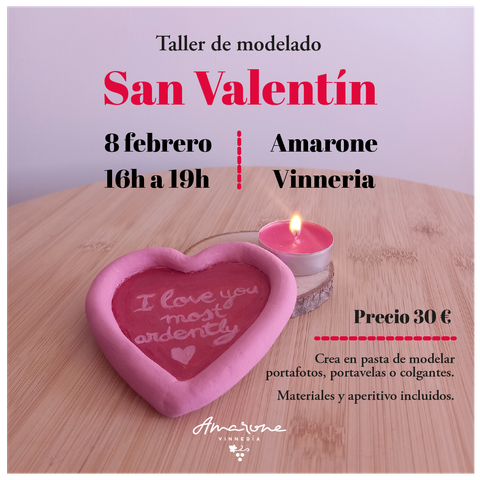 Sobre una foto de un portavelas con forma de corazón, de borde redondeado rosa, interior rojo con el texto en rosa "I love you most ardently" ("La amo ardientemente" como dijo Mr Darcy en la peli de Orgullo y Prejuicio), apoyado en un posavasos de madera sobre el que está una vela roja encendida; se lee el texto: "Taller de modelado San Valentín. 8 febrero. 16h a 19h. Amarone Vinneria. Precio 30€. Crea con pasta de modelar portafotos, portavelas o colgantes. Materiales y aperitivo incluidos."