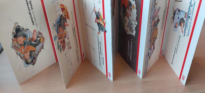 Auf der Seite stehendes Leporello, so dass die Motive erahnt werden können.