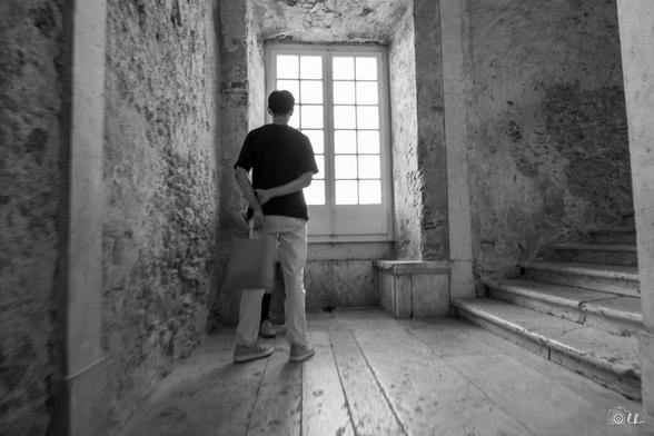 L'homme s'arrête, pose un regard et reprend sa route ...