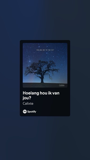 Boom onder stralende sterrenhemel 