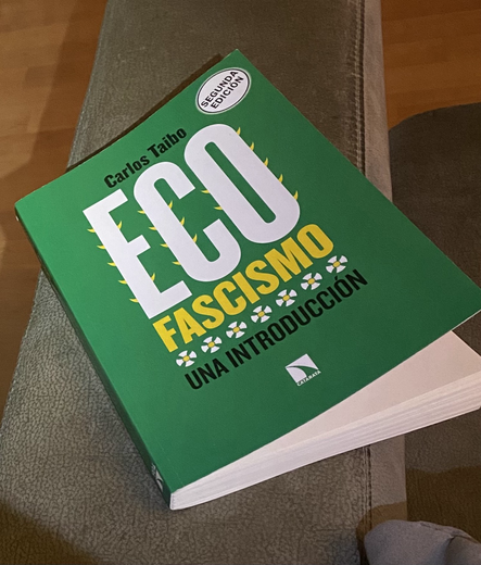 Portada del libro Ecofascismo de Carlos Taibo. Tapa verde, caracteres en blanco y amarillo. 