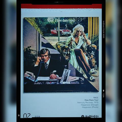 Abreißtageskalender mit dem Kalenderblatt des Vinyl-Covers der LP "How Dare You!" (1975) von 10cc