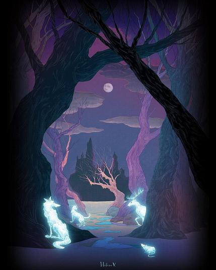 Les maraudeurs sous leur forme animale dans la forêt interdite, la nuit est tombée et la lune est déjà visible dans un ciel bleu d'encre. Les nuages et les arbres proches de la lumière sont violets. On voit Poudlard au loin, comme une silhouette noire.