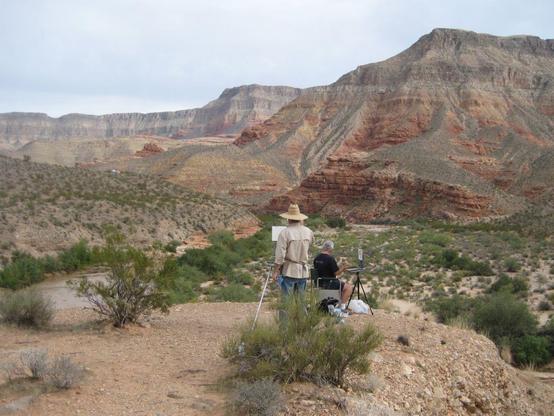 Le petit promontoire juste au-dessus de l’arroyo offre un panorama sur les gorges rouges creusées du canyon, en affleurements et strates, mouchetées d’une faible végétation vert pâle. Sous l’immense ciel bleu, les parois des falaises sont tracées de lignes, les couches superposées alternant les jaunes, rouges, gris, ocres. Le calcaire, le grès, le schiste, le granit. Ils sont deux devant leurs chevalets à tenter de reproduire sur leurs petits tableaux la complexité des formes géologiques, toute la palette de couleurs. Chapeaux en paille sur la tête pour les protéger du soleil, immobiles, seul le bras tenant le pinceau bouge un peu. Ils sont de dos, tournés vers la scène de nature, silhouettes concentrées dans le paysage étendu.