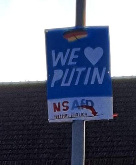 Plakat im Design der #noafd mit der Aufschrift "WE ❤️ PUTIN, NSAfD"