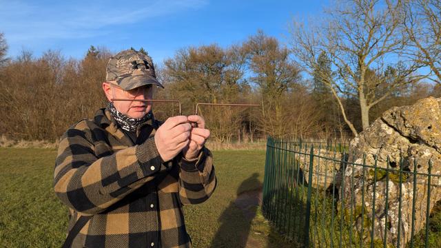 Holding the rods loosely by their sleeves while making my "concentration" face, the rod on my right pointed to the Rollright Stones and the other to the Whispering Knights (against the wind!), both lined up in a straight line