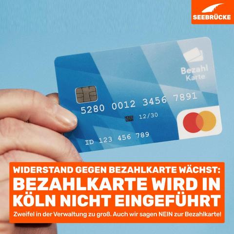 Foto einer Hand, die eine Bezahlkarte hält. In einem orangen Kasten steht "Widerstand gegen Bezahlkarte wächst. Bezahlkarte wird in Köln nicht eingeführt. Zweifel in der Verwaltung zu groß. Auch wir sagen NEIN zur Bezahlkarte!". In der rechten oberen Ecke ist das Seebrücke-Logo in weiß auf orange.