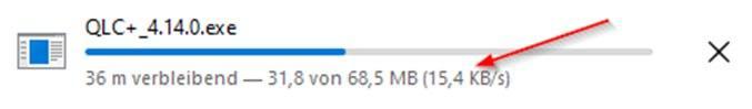 Das Bild zeigt einen Fortschrittsbalken, der die Installation von "QLC+_4.14.0.exe" anzeigt. Der Balken ist größtenteils blau gefüllt, was einen hohen Fortschrittsgrad darstellt. Ein kleiner, grauer Teil zeigt den noch verbleibenden Anteil an. Ein roter Pfeil deutet auf den Fortschrittsbalken. Unterhalb des Balkens wird angezeigt, dass 36 Minuten verbleiben und 31,8 von 68,5 Megabyte heruntergeladen wurden, mit einer Geschwindigkeit von 15,4 Kilobyte pro Sekunde. Rechts oben befindet sich ein kleines, schwarzes X, vermutlich ein Schließen-Button.