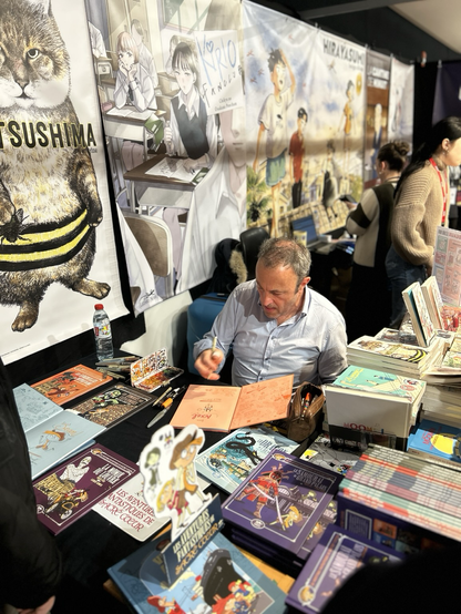 ✒️ Hier au Festival de la BD d’Angoulême, @audouin.laurent , l’illustrateur de la célèbre série “Les Aventures Fantastiques de Sacré-Cœur”, a enchanté petits et grands lors de sa séance de dédicaces ! 🎨📚  Avec son trait unique et son univers plein de mystères, il continue de donner vie à des histoires qui passionnent toutes les générations. 🙌  👉 Qui a déjà lu les aventures de Sacré-Cœur ? Dites-nous votre tome préféré en commentaire ! 👇  #BD #litteraturejeunesse #steampunk #fsp #frenchsteampunk