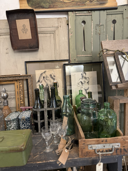 Bouteilles en verre, cadres anciens et nus à l’encre 