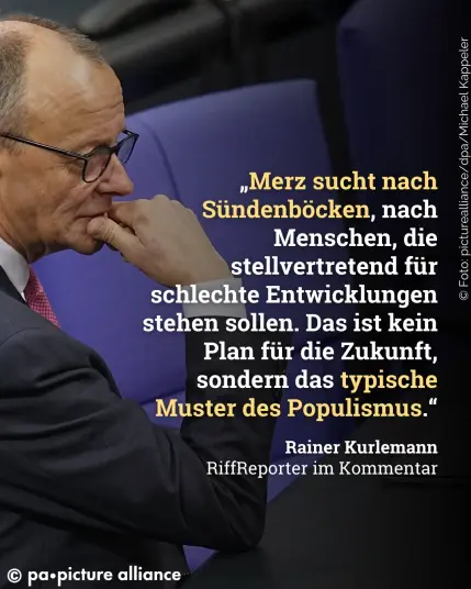 Friedrich Merz als Abgeordneter im Parlament. Zitat: „Merz sucht nach Sündenböcken, nach Menschen, die stellvertretend für schlechte Entwicklungen stehen sollen. Das ist kein Plan für die Zukunft, sondern das typische Muster des Populismus.“