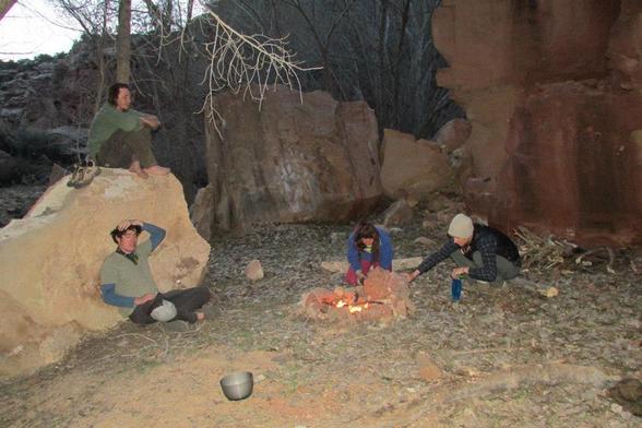 Troupe, jeunesse, festival d’été, after dans le canyon, plongeons dans l’eau froide, boire et fumer, se faire des massages, allongés dans les roches, des portés, corps à corps en équilibres, pouffer de rire, tomber. La petite bande est
partie à pied, explorant les terres rouges jusqu’à la tombée du jour. Ils trouvent un cirque de falaises en surplomb. Au pied de gros blocs effondrés, les jeunes gens allument le feu, retirent les lourdes chaussures de randonnée et marchent délicatement sur le sable ocre qui chauffe autour du feu. Puis ensemble s’assoient fatigués, le visage encore rougi par la marche et le soleil. La nuit est là, les arbres autour sont silencieux pour accueillir les premières étoiles.