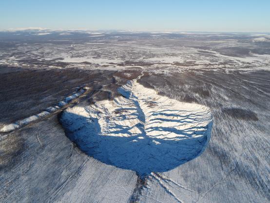großer Krater in einer weiten Tundra, in dem Permafrost abtaut und das Erdreich absinkt, Sibirien, Batagai. 