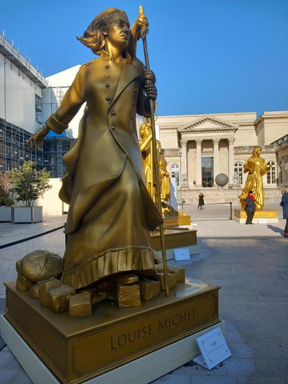 Une statue de Louise Michel devant le Palais Bourbon. Cette série des "10 femmes en or" avait été présentée au moment de la cérémonie d'ouverture des Jeux olympiques de Paris 2024.