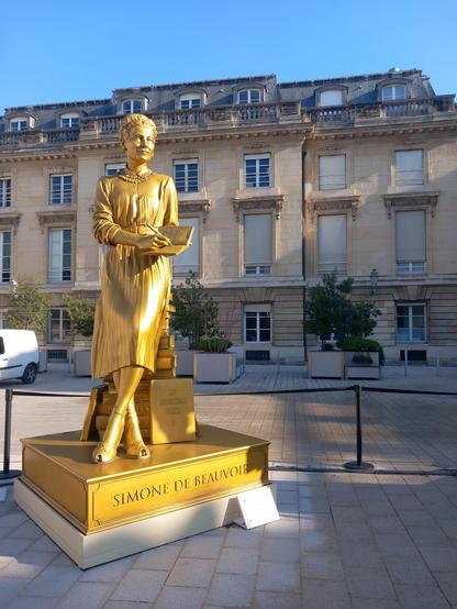 Une statue de Simone de Beauvoir devant le Palais Bourbon. Cette série des "10 femmes en or" avait été présentée au moment de la cérémonie d'ouverture des Jeux olympiques de Paris 2024.