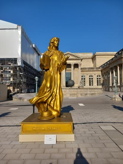 Une statue de Gisèle Halimi devant le Palais Bourbon. Cette série des "10 femmes en or" avait été présentée au moment de la cérémonie d'ouverture des Jeux olympiques de Paris 2024.