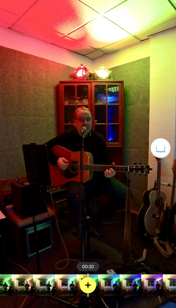 Sänger und Gitarrist Tom Bohne mit seiner Gitarre