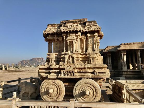 Stone Chariot, ein in Stein gemeißelter Ratha (Tempelwagen), in dessen Inneren Vishnus Reittier Garuda sitzt. Er befindet sich im 15. bis 16. Jahrhundert errichteten Vitthala Temple.