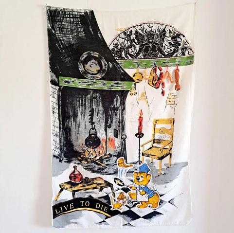 Un ourson cuit des crêpes à une souris devant une cheminée trop grande, au mur pendent des morceaux d'humains, le diable les surveille - art textile - mash up