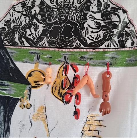 Un ourson cuit des crêpes à une souris devant une cheminée trop grande, au mur pendent des morceaux d'humains, le diable les surveille - art textile - mash up - détail