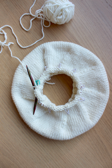 Image double beret tricoté blanc, vue du dessus