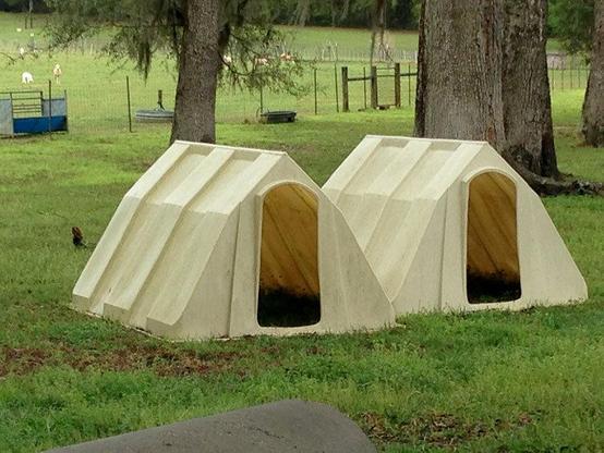 Niches, huttes dans le pâturage, à l’ombre de grands arbres. Comme des triangles en coque plastique jaune posés au sol, des tentes rigides à la porte assez large et haute pour le passage d’une chèvre.