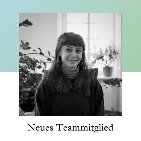Das Bild zeigt eine lächelnde Person im Büro. Darunter steht "Neues Teammitglied".