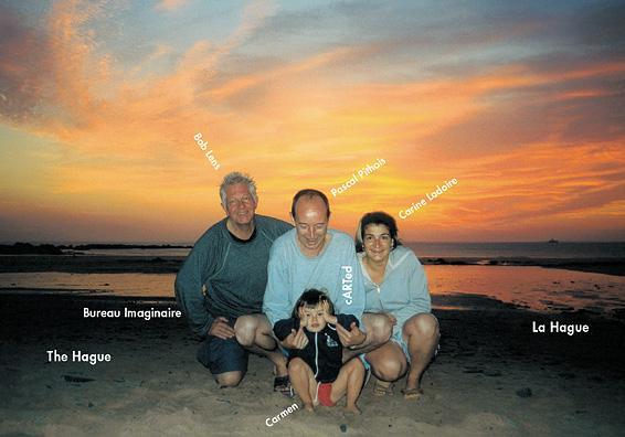 Bob Lens, Pascal et Carmen Pithois, Carine Ladoire, posent pour la photo devant le coucher du soleil à Siouville.