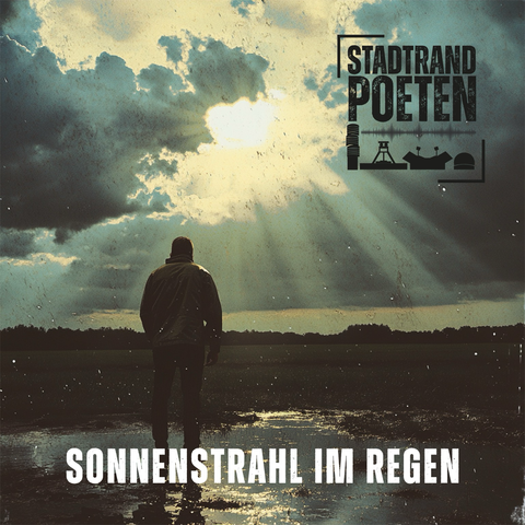 Ein Mann steht auf einem weitläufigen Feld im Regen. Der Himmel bricht auf und Sonnenstrahlen leuchten hindurch.