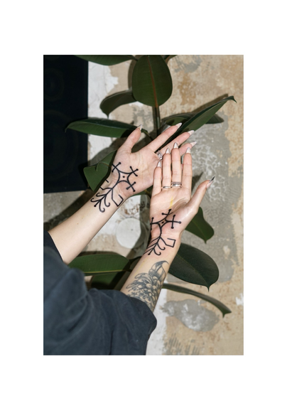 Patterns tattooed on the palms in Berlin 