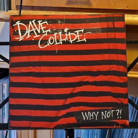 Albumcover mit roten und schwarzen horizontalen Streifen mit dem Text "DAVE COLLIDE" oben und "WARUM NICHT?!" Unten.