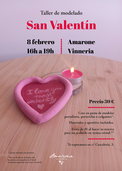 Sobre una foto de un portavelas con forma de corazón, de borde redondeado rosa, interior rojo con el texto en rosa "I love you most ardently" ("La amo ardientemente" como dijo Mr Darcy en la peli de Orgullo y Prejuicio), apoyado en un posavasos de madera sobre el que está una vela roja encendida; se lee el texto: "Taller de modelado San Valentín. 8 febrero. 16h a 19h. Amarone Vinneria. Precio 30€. Crea con pasta de modelar portafotos, portavelas o colgantes*. Materiales y aperitivo incluidos. Extra de 3 euros al hacer tu reserva para un acabado en resina cristal**. Te esperamos en c/ Cascalería, 3 (León). *2 piezas máximo por persona. **En vez de llevar el mismo día, las piezas se recogerán en el local la semana siguiente tras aviso vía móvil."