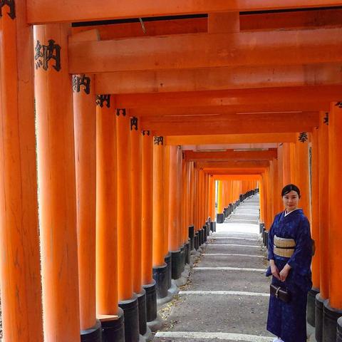 Nao-san poses at Fushimi Inari Taisha.