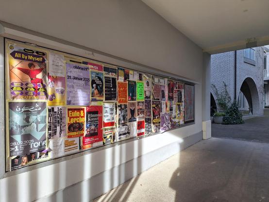 Plakate für Kultur in einer Unterführung im Grossbasel