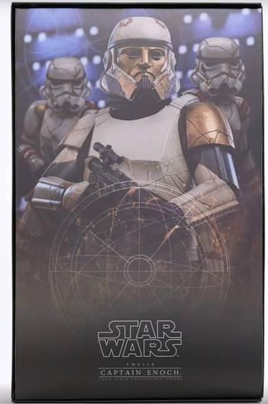 Boîte de la figurine Hot Toys du Capitaine Enoch de la série Ahsoka. Le personnage occupe l'essentiel de l'image. À l'arrière il y a deux Stormtroopers de Thrawn - des Nighttroopers. Le fond de l'image sur la boîte ressemble à l'intérieur d'un vaisseau. Enoch a une position de défense en tenant son fusil blaster près de lui. On distingue des parties dorées de son armure ainsi que le "visage" de son casque comme celui d'une statue de l'antiquité.
La moitié inférieure de l'image, en superposition, montre la carte stellaire telle qu'elle apparaît dans la série. Et en bas, il y a le texte : Star Wars / TMS 120 / Captain Enoch / 1/6th Scale Collectible Figure