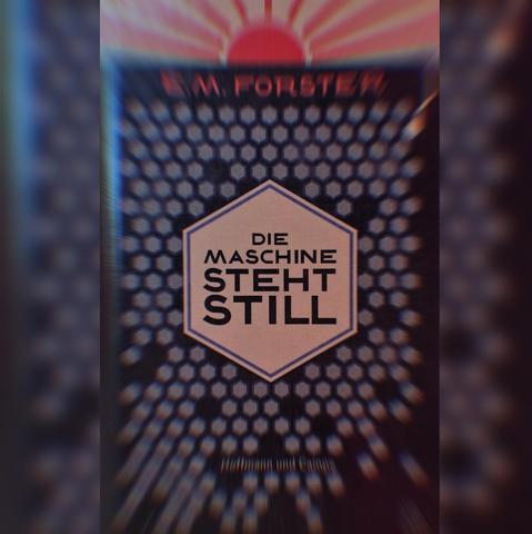 Cover des Buchs "Die Maschine steht still" von E. M. Forster.

Dunkelviolett gehalten. In der Mitte befindet sich ein beigefarbenes Sechseck worin "Die Maschine steht still" in Großbuchstaben steht. Der Hintergrund besteht aus zahlreichen hellviolettfarbenen Sechsecken. Der obere Rand ist eine rote stilisierte Sonne worunter "E. M. Forster" steht.